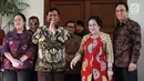 Ketua Umum Partai Gerindra Parbowo Subianto (dua kiri) bersama Ketua Umum PDIP Megawati Soekarnoputri (dua kanan) saat akan menggelar pertemuan di kediaman Megawati, Jalan Teuku Umar, Jakarta, Rabu (24/7/2019). Sejumlah petinggi kedua partai terlihat hadir. (Liputan6.com/Helmi Fithriansyah)