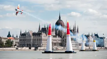 Pilot asal Spanyol, Juan Velarde melakukan manuver pada pesawatnya saat mengikuti Kejuaraan Dunia Red Bull Air Race 2016 di atas Sungai Danube, Budapest, Hongaria (17/7). (Aron Suveg/Red Bull Content Pool)