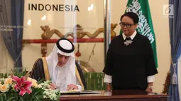 Menteri Luar Negeri Arab Saudi, Adel bin Al-Jubeir (kiri) didampingiMenteri Luar NegeriRepublik Indonesia, Retno Marsudimenandatangani buku tamu jelang pertemuan bilateral di Jakarta, Selasa (23/10). (Liputan6.com/Helmi Fithriansyah)