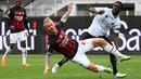 Pemain AC Milan, Simon Kjaer, terjatuh saat berebut bola dengan pemain Spezia, Emmanuel Gyasi, pada laga Liga Italia di Stadion Alberto-Picco, Minggu (14/5/2024). AC Milan takluk dengan skor 0-2 dari Spezia. (AFP/Vincenzo Pinto)
