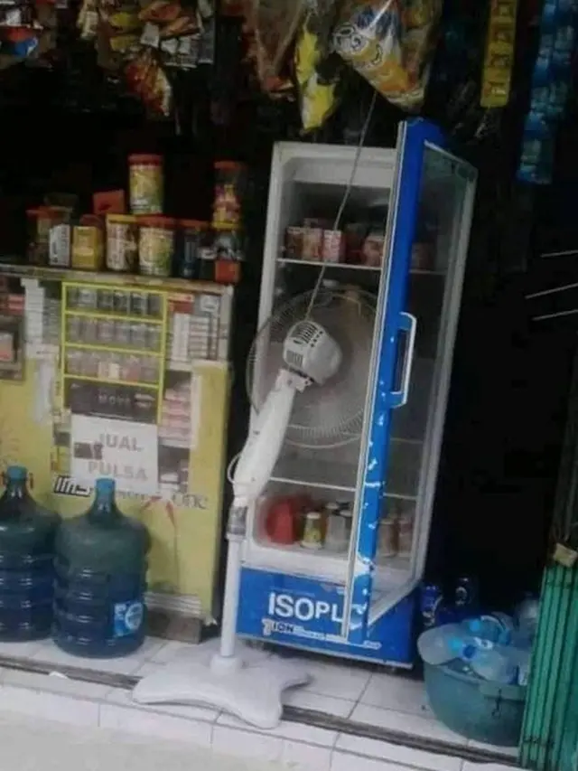 Potret Warung dengan Penataan Barang yang Unik, Bikin Geleng Kepala. (Sumber: Twitter/nocontextwarung)
