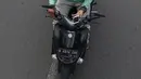 Pengendara sepeda motor mengoperasikan gawainya saat berkendara di Jakarta, Jumat (8/2). Polisi akan melakukan tindakan hukum berupa tilang kepada pengendara yang menggunakan GPS saat berkendara. (Liputan6.com/Immanuel Antonius)