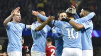 Para pemain Manchester City merayakan gol yang dicetak oleh Sergio Aguero ke gawang Sheffield United pada laga Premier League 2019 di Stadion Etihad, Minggu (30/12). Manchester City menang 2-0 atas Sheffield United. (AP/Rui Vieira)