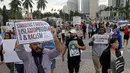 Pengunjuk rasa menolak kebijakan Trump yang membatasi imigrasi dari beberapa negara Timur Tengah dan Afrika masuk ke AS, Miami, Kamis (26/1). (AP Photo / Alan Diaz)
