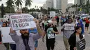 Pengunjuk rasa menolak kebijakan Trump yang membatasi imigrasi dari beberapa negara Timur Tengah dan Afrika masuk ke AS, Miami, Kamis (26/1). (AP Photo / Alan Diaz)