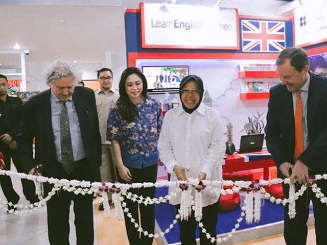6 Potret Tri Rismaharini Resmikan English Corner Di Perpustakaan Umum Kota Surabaya Liputan6 Com