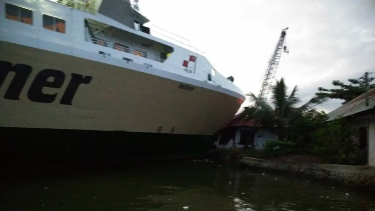 Kapal tabrak kantor syahbandar