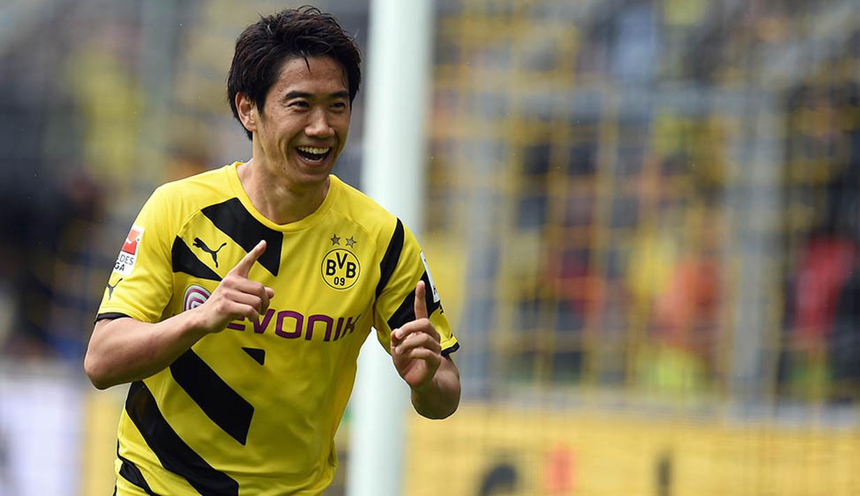 6. Shinji Kagawa - Pesepak bola berkebangsaan Jepang itu pada tahun 2010 dari Manchester United secara gratis. Meski gagal bersinar di Liga Inggris dirinya berhasil tampil cemerlang di Bundesliga. (AFP/Patrik Stollarz)