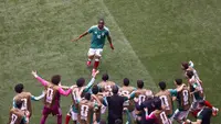 Winger Meksiko, Julian Quinones, merayakan gol yang dicetaknya ke gawang Afrika Selatan pada laga pembuka Piala Dunia 2026 di Stadion Azteca, Mexico City, Kamis (12/6/2026) dini hari WIB. (Rodrigo OROPEZA / AFP)