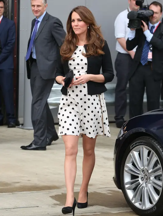 Kate Middleton masih memakai dress polkadot dengan panjang di atas lutut serta cardigan warna hitam di tahun 2013. (Foto: Shutterstock)