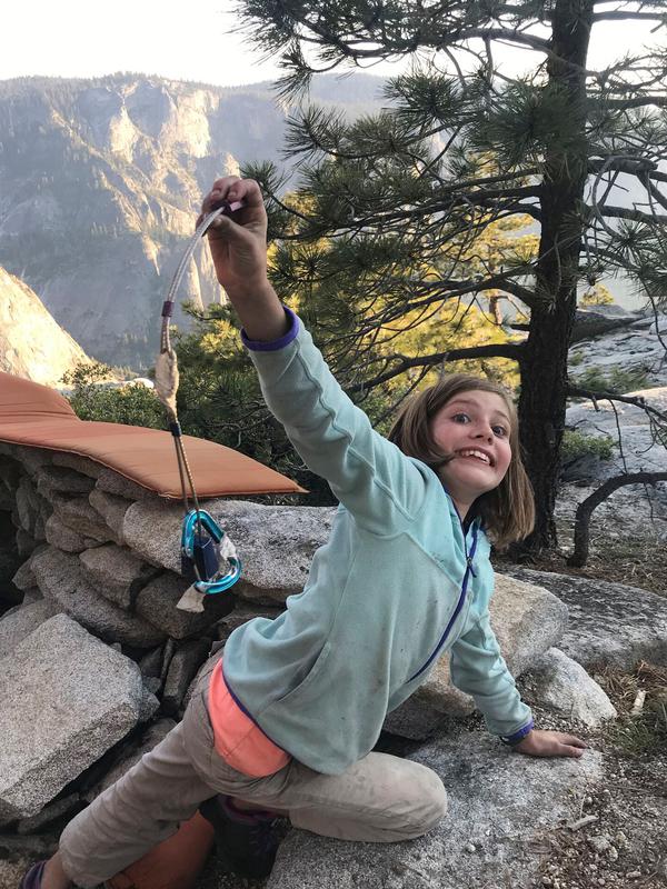 Selah Schneiter berpose setelah berhasil memanjat tebing El Capitan di Taman Nasional Yosemite, California, Amerika Serikat, 12Juni 2019. Menurut sang ayah Michael Schneiter, putrinya sempat syok usai mencapai puncak dan menangis bahagia. (Michael Schneiter via AP)