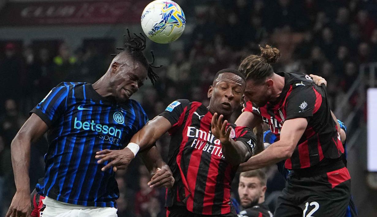 Di menit awal pertandingan, kedua tim tampil disiplin dan tidak ingin membuat kesalahan fatal. Tampak dalam foto, pemain Inter Milan, Yann Bisseck (kiri), Pervis Estupinan dan Adrien Rabiot (kanan) dari AC Milan melompat untuk berebut bola atas saat pertandingan pekan ke-28 Serie A Italia 2025/2026, di Stadion San Siro, Minggu 8 Maret 2026 waktu setempat atau Senin (9/3/2026) dini hari WIB. (AP Photo/Antonio Calanni)