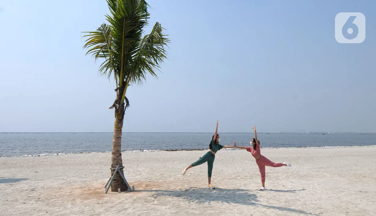 Warga senam di hamparan pasir putih White Sand Beach, Pantai Indah Kapuk (PIK) 2, Jakarta Utara, Sabtu (5/6/2021). Hamparan pasir putih buatan sepanjang sekitar 4 Km menjadi salah satu destinasi warga Jabotabek untuk berlibur. (merdeka.com/Arie Basuki)