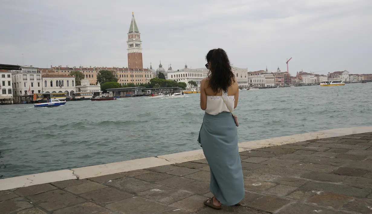Kota Italia yang rapuh ini telah mengambil langkah-langkah untuk mengurangi dampak perubahan iklim dan pariwisata yang berlebihan, namun beberapa ahli mengatakan bahwa langkah tersebut tidak cukup. (AP Photo/Luca Bruno)