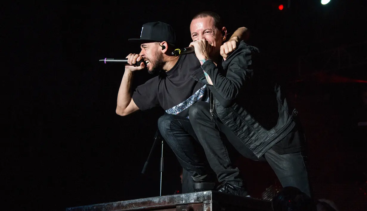 Mike Shinoda (kiri) dan Bennington tampil di Festival Rock On The Range, Stadion Columbus, Ohio, pada Mei 2015. Empat jam sebelum kematian Chester Bennington, Linkin Park merilis video untuk lagu terbarunya bertajuk ‘Talking to Myself’. (AP/Amy Harris)