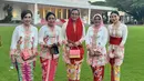Kebaya lengan panjang tersebut dibuat oleh desainer Yogie Pratama. Yang juga digunakan oleh para pejabat perempuan hingga istri para pejabat. [Instagram/@angelatanoesoedibjo]