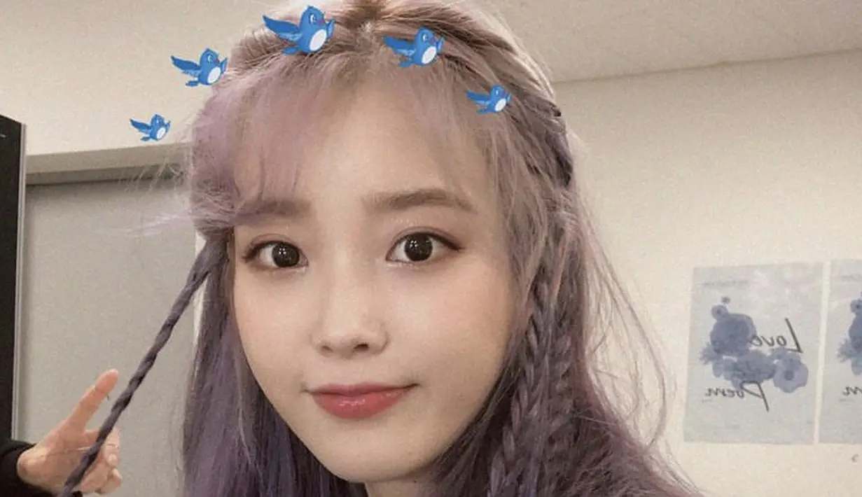 IU juga menjadi penyanyi yang kerap kali menggunakan gaya rambut kepang. Rambut lilacnya yang indah ia tambahkan kepangan di bagian depan, membuat terlihat manis. Instagram @dlwlrma