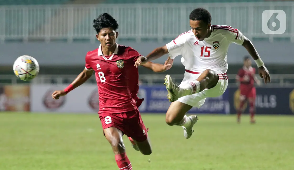 Pemain depan Timnas U-17 Indonesia, Arkhan Kaka Putra (kiri) berebut bola dengan Ahmed Mohamed Katta (Uni Emirat Arab) pada laga Kualifikasi Grup C Piala Asia U-17 2023 di Stadion Pakansari, Kab. Bogor, Jawa Barat, Rabu (5/10/2022). Laga kedua tim berlangsung sengit dan berakhir untuk keunggulan Timnas U-17 Indonesia dengan skor 3-2. (Liputan6.com/Helmi Fithriansyah)