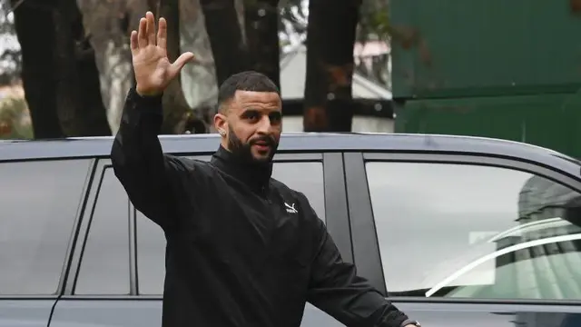 Kyle Walker saat tiba di AC Milan. (c) Claudio Furlan/LaPresse via AP