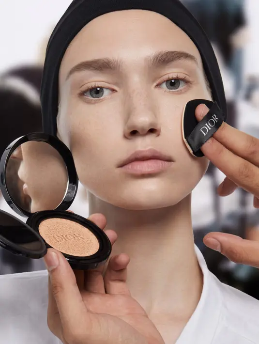 Complexion yang digunakan dengan konsep lembut dan bercahaya, dipersiapkan dengan Dior Capture Totale Le Serum. Kemudian, mengaplikasikan Dior Forever Glow Veil sebagai base, diikuti dengan Dior Forever Skin glow foundation, lali mengoreksi dengan Dior Forever Skin correct dan menutup makeup dengan Dior Cushion. [Dior]