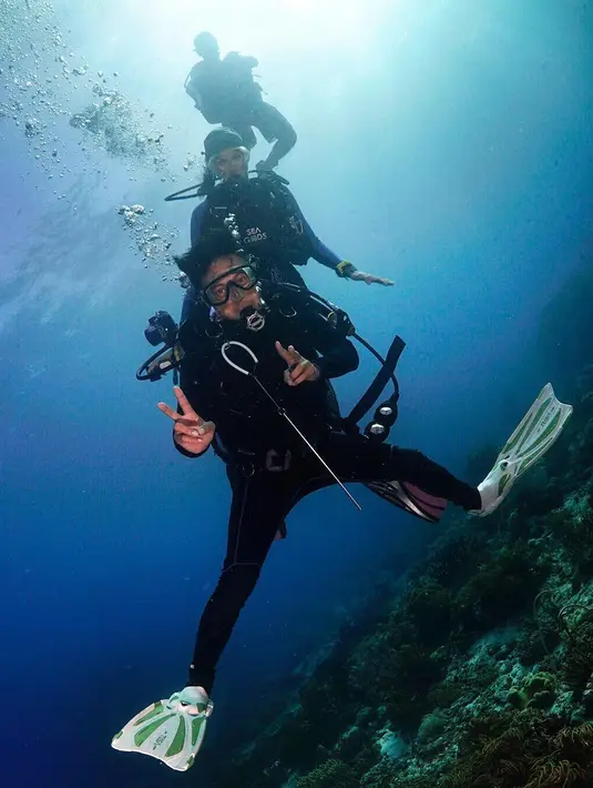 Dimas dan Nadine juga tampak menikmati keindahan laut di Raja Ampat. Romantis sekali ya pasangan ini. (Foto: instagram.com/nadinelist)