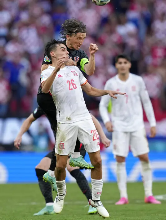 Pemain Kroasia Luka Modric berebut bola dengan pemain Spanyol Pedri pada pertandingan babak 16 besar Euro 2020 di Stadion Parken, Kopenhagen, Denmark, Senin (28/6/2021). Spanyol mengalahkan Kroasia 5-3. (AP Photo/Martin Meissner, Pool)