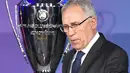 Mantan pemain Real Madrid Amancio Amaro Varela memberi isyarat pada trofi Liga Champions UEFA pada 27 April 2015 saat presentasi resmi di balai kota Rotes Rathaus di Berlin. Amancio Amaro memenangkan sembilan gelar liga dan satu Piala Eropa bersama Madrid. (AFP/Tobias Schwarz)