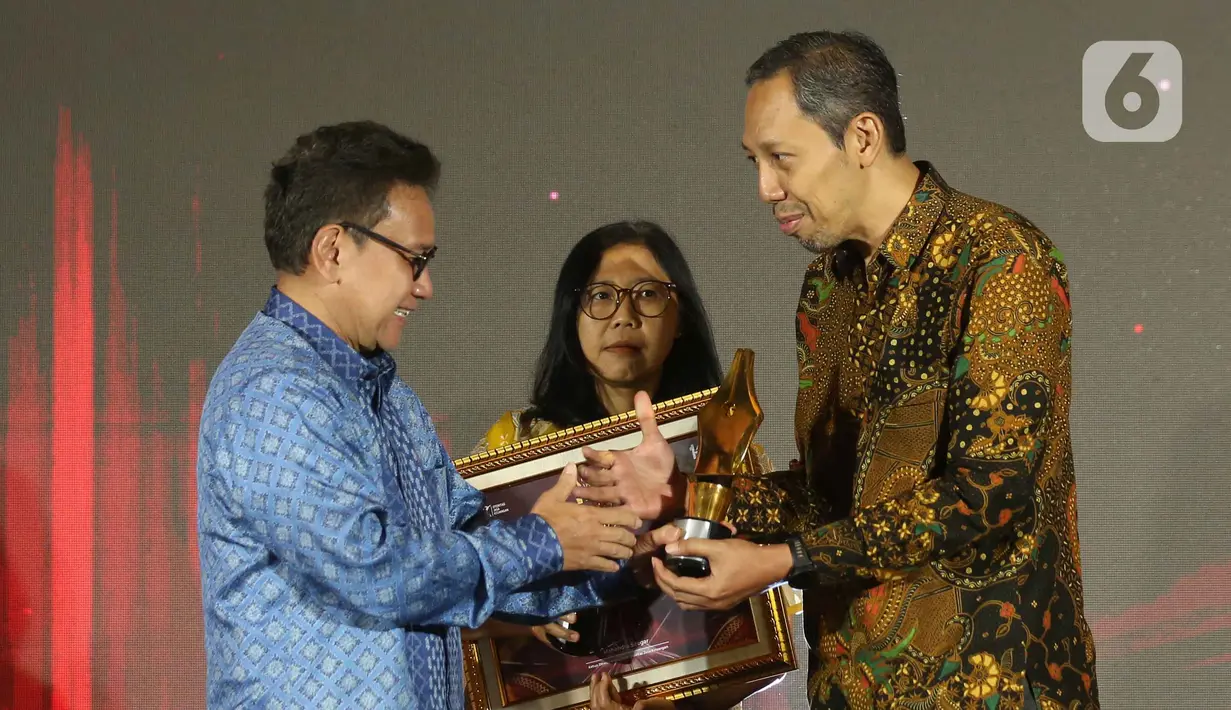 Mengusung tema Industri Keuangan Tangguh Indonesia Maju, tahun ini menjadi yang kalinya OJK mengadakan Apresiasi Media Massa. Tampak dalam foto, Pemimpin Redaksi Liputan6.com, Titis Widyatmoko (kanan) saat menerima penghargaan dari Otoritas Jasa Keuangan (OJK) untuk Kategori Media Online Terproduktif SubKategori Media Umum pada acara OJK Apresiasi Media Massa, Jakarta, Selasa (2/12/2025). (Liputan6.com/Helmi Fithriansyah)