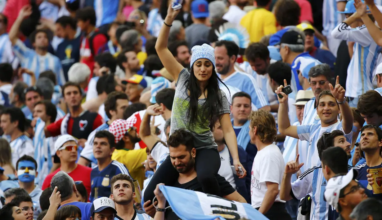 Para fans berkumpul dengan memakai seragam dan mengibarkan bendera Argentina, Brasil, Sabtu (5/7/14). (REUTERS/Pilar Olivares)