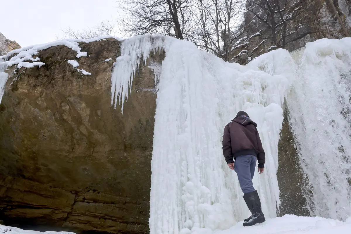 20170110-Air-Terjun-Kosovo-AFP