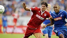 Striker Bayern Muenchen, Mario Gomez (kiri) dikawal ketat bek Hoffenheim, Marvin Compper pada partai Bundesliga TSG Hoffenheim vs Bayern Muenchen di Sinsheim, 8 Agustus 2009. AFP PHOTO/THOMAS LOHNES