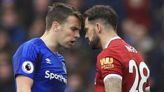 Striker Liverpool, Danny Ings, bersitegang dengan bek Everton, Seamus Coleman, pada laga Premier League di Stadion Goodison Park, Liverpool, Sabtu (7/5/2018). Kedua klub bermain imbang 0-0. (AP/Peter Byrne)