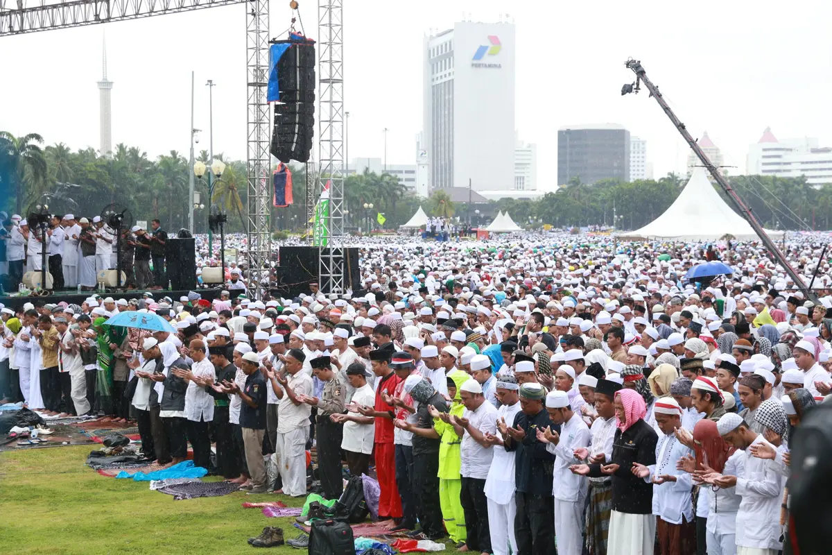 Hujan Deras, Begini Suasana Salat Jumat di Monas Hari Ini
