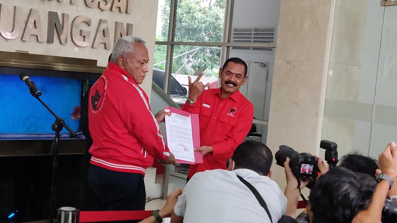 DPP PDI Perjuangan (PDIP) memberikan sanksi peringatan keras dan terakhir kepada Ketua DPC PDIP Kota Solo FX Hadi Rudyatmo.