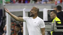 Gaya pelatih Manchester City, Pep Guardiola memberikan arahan kepada anak asuhnya saat melawan Manchester United pada laga International Champions Club di NRG Stadium, Houston, (20/7/2017). (AP/David J. Phillip)