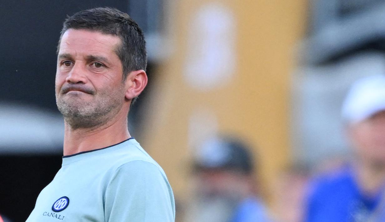 Pelatih Inter Milan, Cristian Chivu, tampak kecewa setelah anak asuhnya hanya mampu bermain imbang melawan Monterrey pada pertandingan Grup E Piala Dunia Antarklub 2025 di Rose Bowl, Pasadena, pada Rabu (18/6/2025) pagi WIB. (Photo by Patrick T. Fallon / AFP)