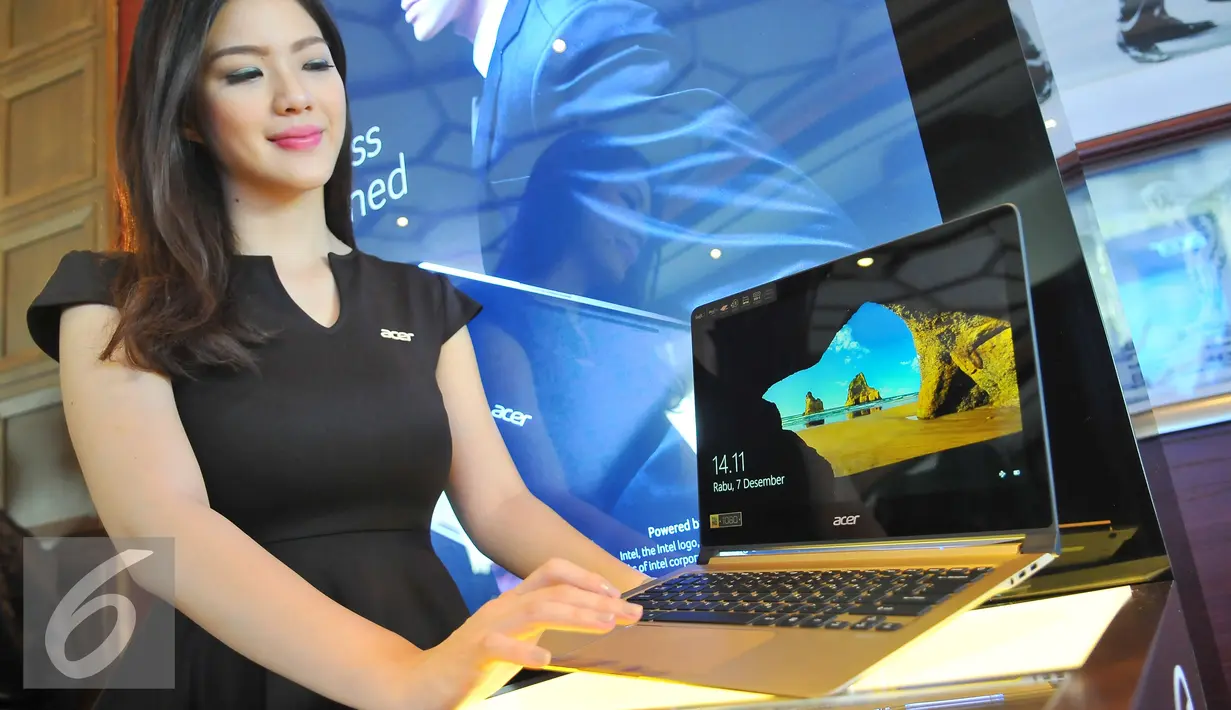 Model menunjukan dua laptop premium Acer tipe Swift 7 dan Spin 7 saat peluncuran di Jakarta, Rabu (7/12). Dua produk yang Acer tersebut merupakan produk yang paling tipis di dunia untuk masing-masing kelasnya. (Liputan6.com/Angga Yuniar)