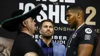 Petinju Anthony Joshua (kanan) saling tatap dengan Andy Ruiz Jr (kiri) saat konferensi pers duel ulang keduanya, New York City, Amerika Serikat, Kamis (5/9/2019). Anthony Joshua akan duel ulang dengan Andy Ruiz Jr di Arab Saudi pada 7 September 2019. (Jeff Zelevansky/Getty Images/AFP)