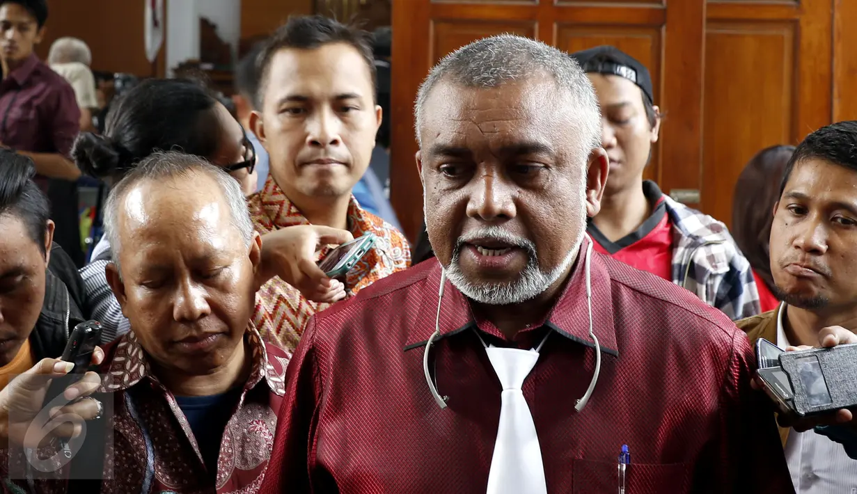 Pieter Ell Kuasa hukum Robbie Abas (Mucikari RA) memberikan keterangan pers usai menjalani sidang perdana RA dengan agenda pembacaan dakwaan terkait dugaan RA sebagai mucikari prostitusi di kalangan artis, Selasa (18/8/2015). (Liputan6.com/Yoppy Renato)