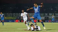 Gelandang Persib Bandung, Omid Nazari, menghindari tekel gelandang Persebaya Surabaya, Muhammad Hidayat, pada laga Liga 1 Indonesia di Stadion I Wayan Dipta, Bali, Jumat (18/10). Persib menang 4-1 atas Persebaya. (Bola.com/Aditya Wany)