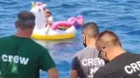 Bocah 3 tahun terombang-ambing di atas pelampung unicorn di laut Yunani. (dok. screenshot video Facebook/Greek City Times)