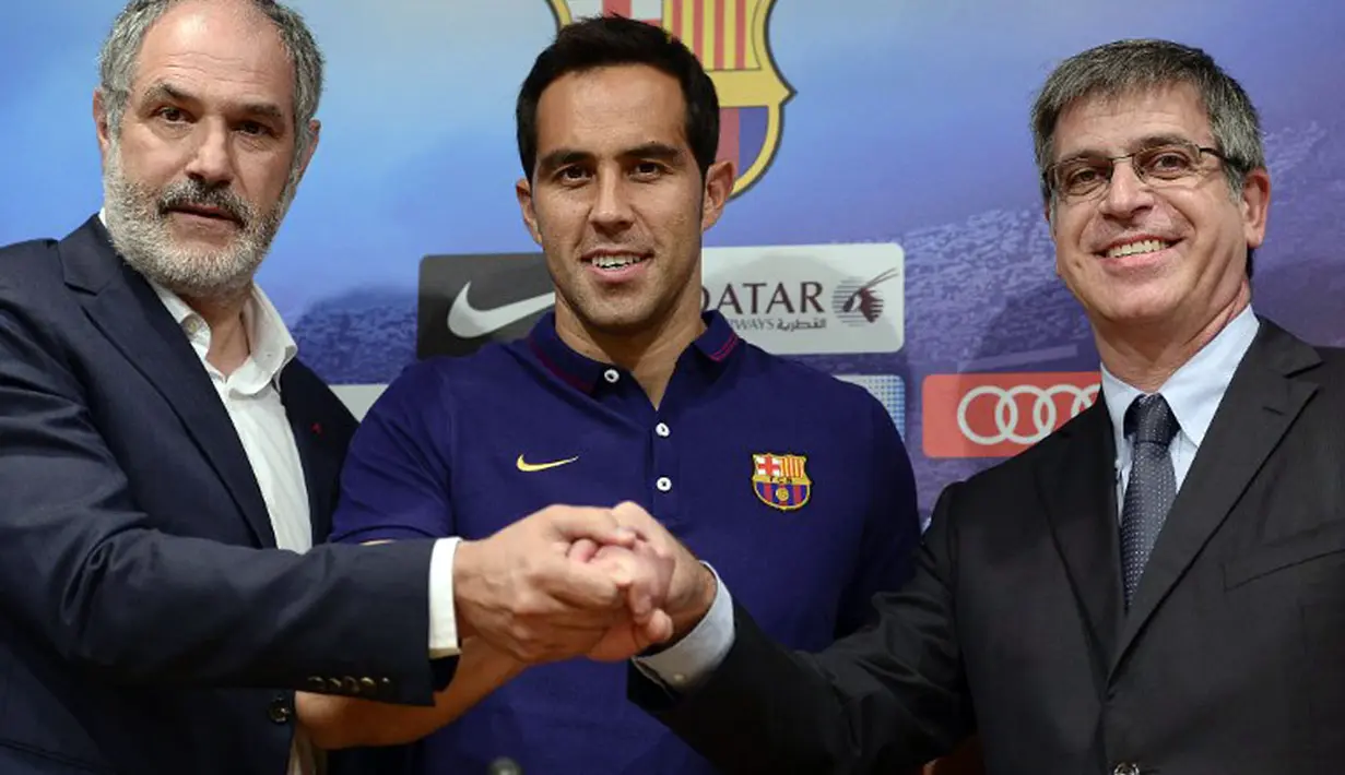 Claudio Bravo (tengah) berpose bersama direktur olahraga Barcelona, Andoni Zubizarreta (kiri) serta wakil presiden Jordi Mestre saat presentasi resminya di Stadion Camp Nou, Barcelona, (7/7/2014). (AFP PHOTO/Josep Lago)