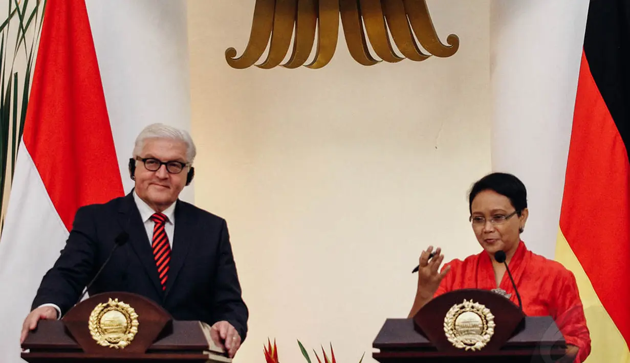 Menlu Retno LP Marsudi dan Menlu Jerman Frank Walter Steinmeir membahas persoalan bilateral di bidang ekonomi, Jakarta, Senin (3/11/2014). (Liputan6.com/Faizal Fanani) 