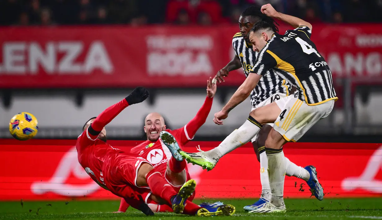 Pemain Juventus, Federico Gatti (kanan) mencetak gol kedua timnya ke gawang AC Monza pada laga pekan ke-14 Liga Italia 2023/2024 di Bianteo Stadium, Monza, Italia 1 Desember 2023 waktu setempat. Juventus berhasil menang dengan skor 2-1. (AFP/Marco Bertorello)