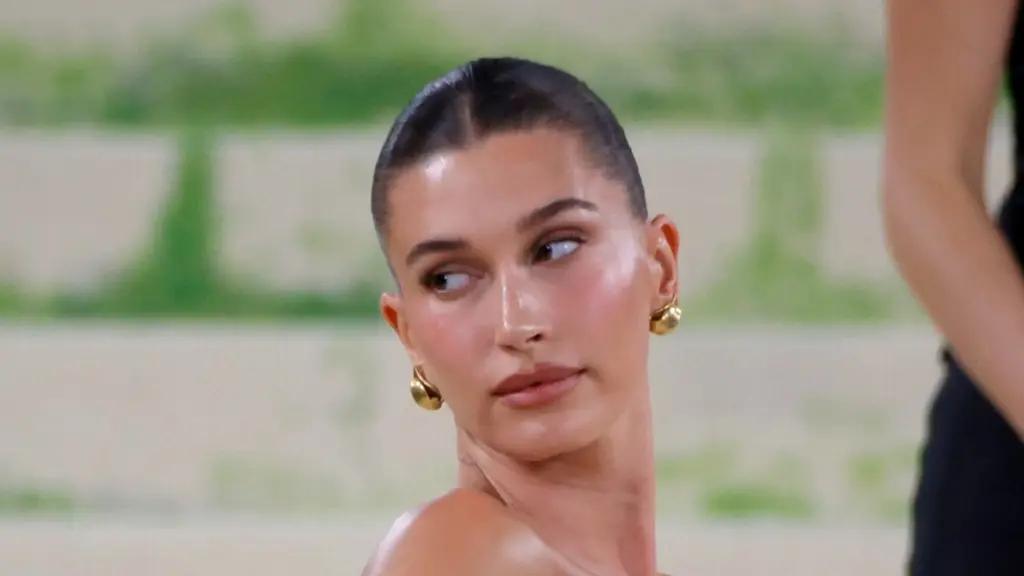 Hailey Bieber  di Met Gala 2026 bak dewi yunani. Photo by LEONARDO MUNOZ / AFP