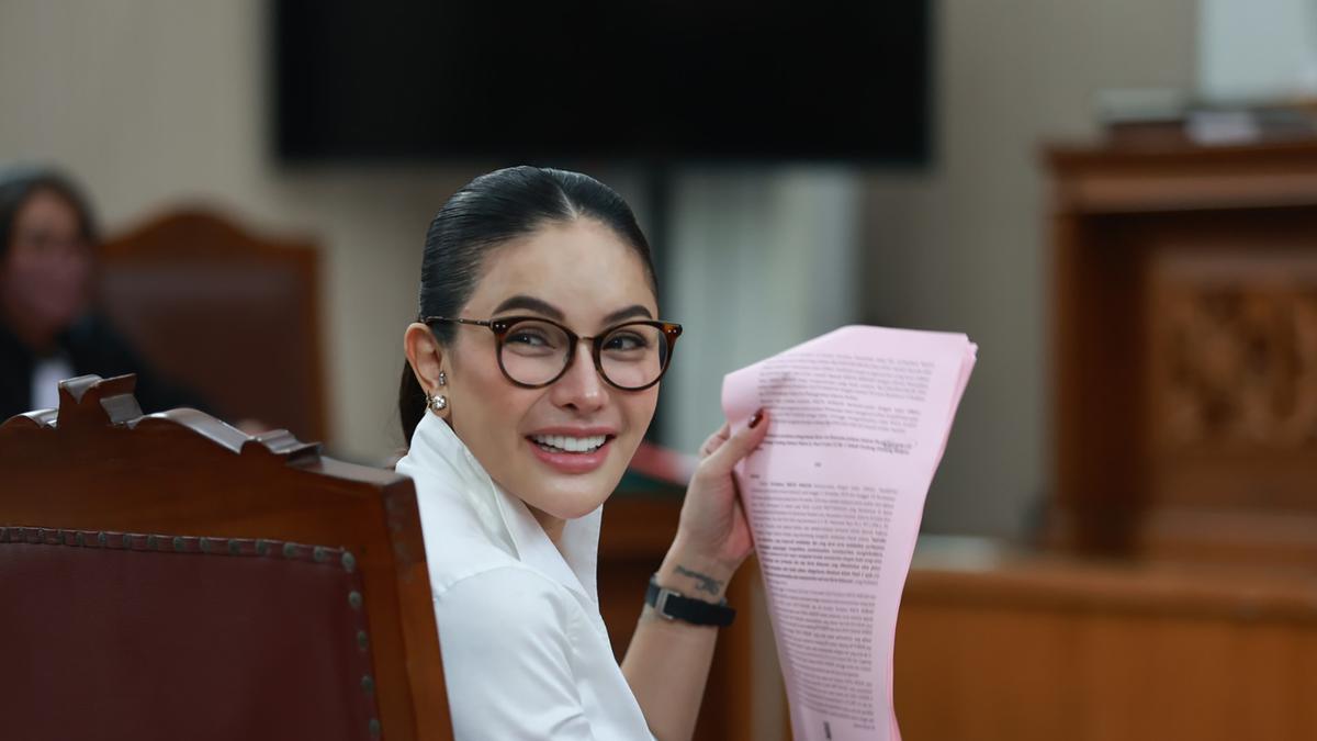 Isak Tangis Nikita Mirzani Bacakan Eksepsi di Hadapan Majelis Hakim