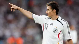 Miroslav Klose dari Jerman merupakan top skor Piala Dunia 2006 dengan torehan 5 Gol. Pemain spesialis Piala Dunia ini mengukuhkan diri sebagai pemain dengan jumlah gol terbanyak di sepanjang sejarah Piala Dunia dengan 16 gol. (AFP/Patrik Stollarz)