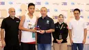 Ketua Umum Perbasi, Danny Kosasi (ketiga kanan) memberikan penghargaan kepada pemain Jr NBA Indonesia pada puncak acara National Training Camp di Pluit Village Mall, Jakarta, Minggu (29/7). (Liputan6.com/Fery Pradolo)