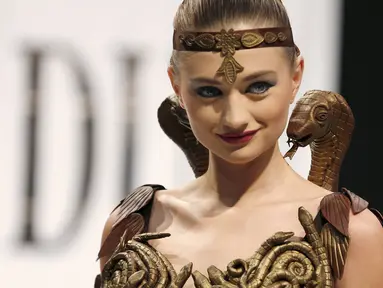 Model memakai busana yang terbuat dari cokelat  selama acara Chocolate Fashion Show di Beirut, Lebanon, Kamis (12/11/2015). Busana tersebut dibuat oleh yang dibuat oleh desainer dan koki profesional.(REUTERS/Jamal Saidi)