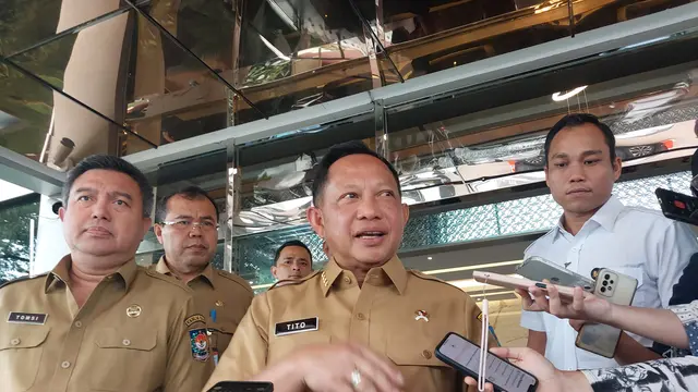 Menteri Dalam Negeri (Mendagri) Tito Karnavian saat ditemui di Kantor Kemenko Perekonomian, Jakarta, Senin (29/1/2024). (Arief/Liputan6.com)